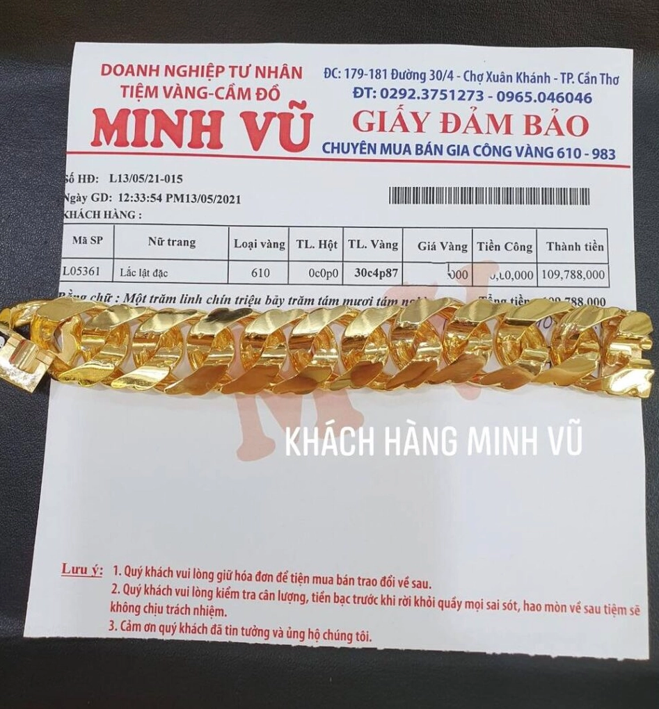 Biển hiệu tiệm vàng có ghi chú lưu ý