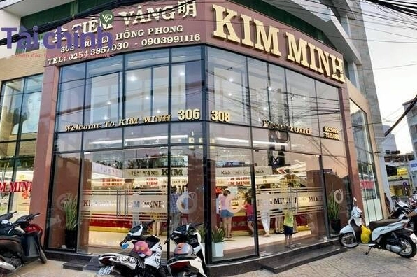 Cận cảnh một chiếc nhẫn kim cương tại tiệm vàng Kim Minh