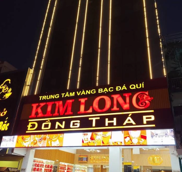 Cận cảnh một chiếc nhẫn vàng được chế tác tinh xảo tại tiệm vàng