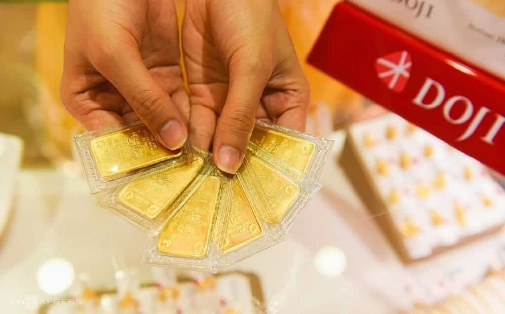Cửa hàng vàng Doji trưng bày vàng miếng