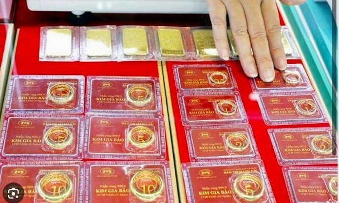 Cửa hàng vàng Mi Hồng trưng bày nhẫn trơn