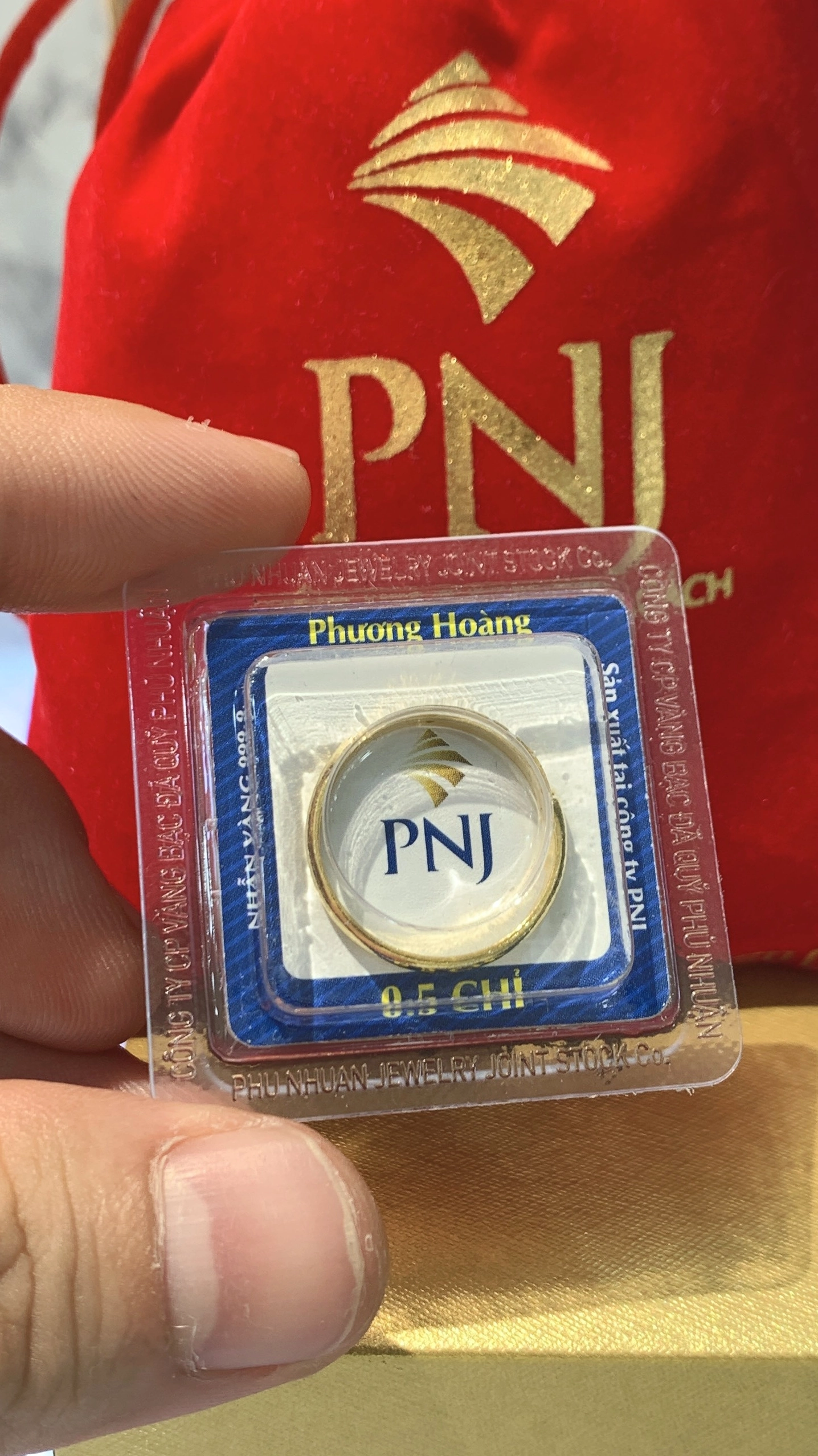 Đeo nhẫn vàng PNJ