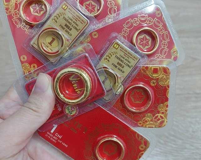 Giao dịch vàng tại cửa hàng Bảo Tín Minh Châu