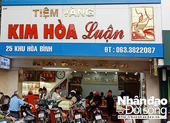 Không gian trưng bày sang trọng tại một tiệm vàng hiện đại
