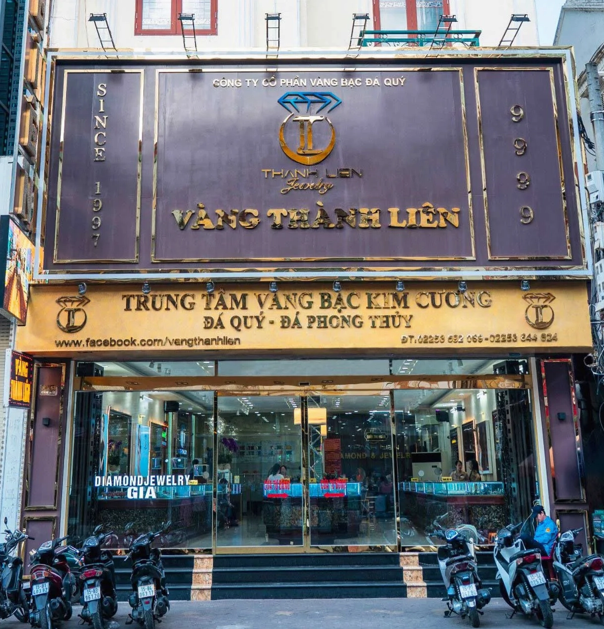 Không gian trưng bày sang trọng tại Vàng Thành Liên
