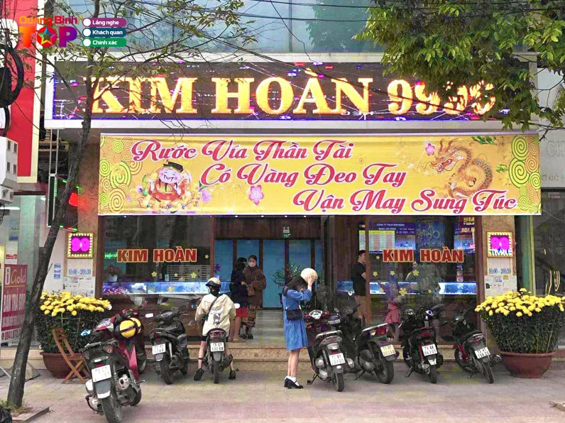 Một tiệm vàng kim hoàn tại Đồng Hới trưng bày nhiều loại trang sức