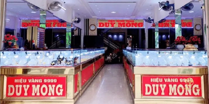 Người đang xem bảng giá vàng