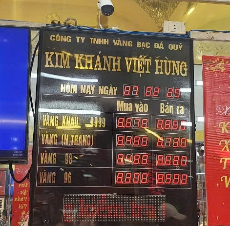 Người dân mua vàng cầu may