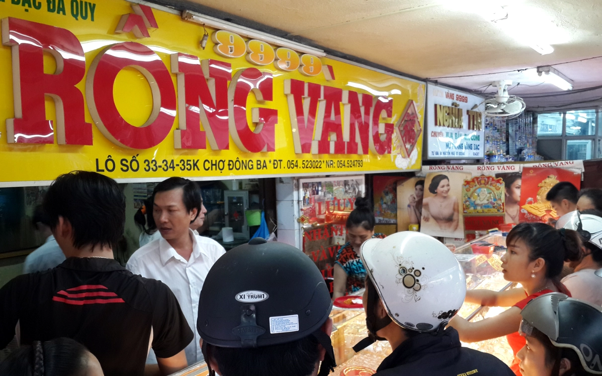 Người dân mua vàng tại cửa hàng