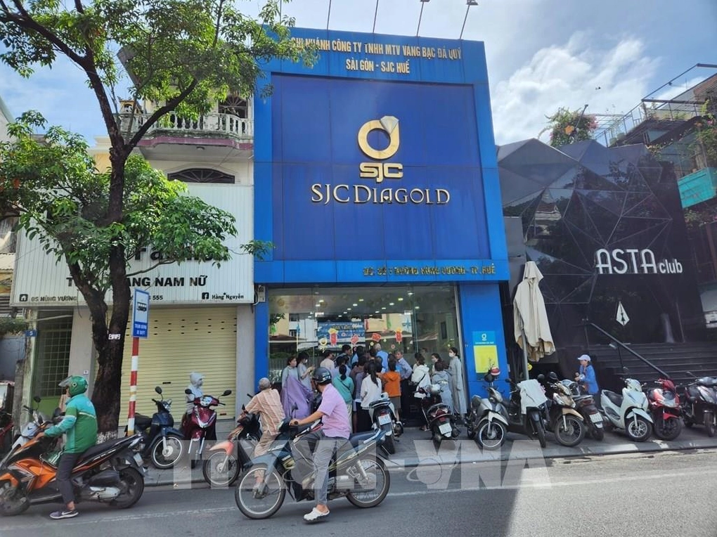 Người dân mua vàng tại Huế