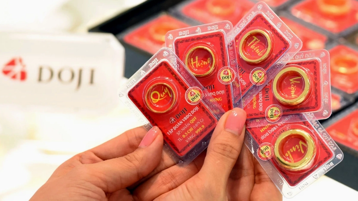 Người dân mua vàng tại tiệm vàng