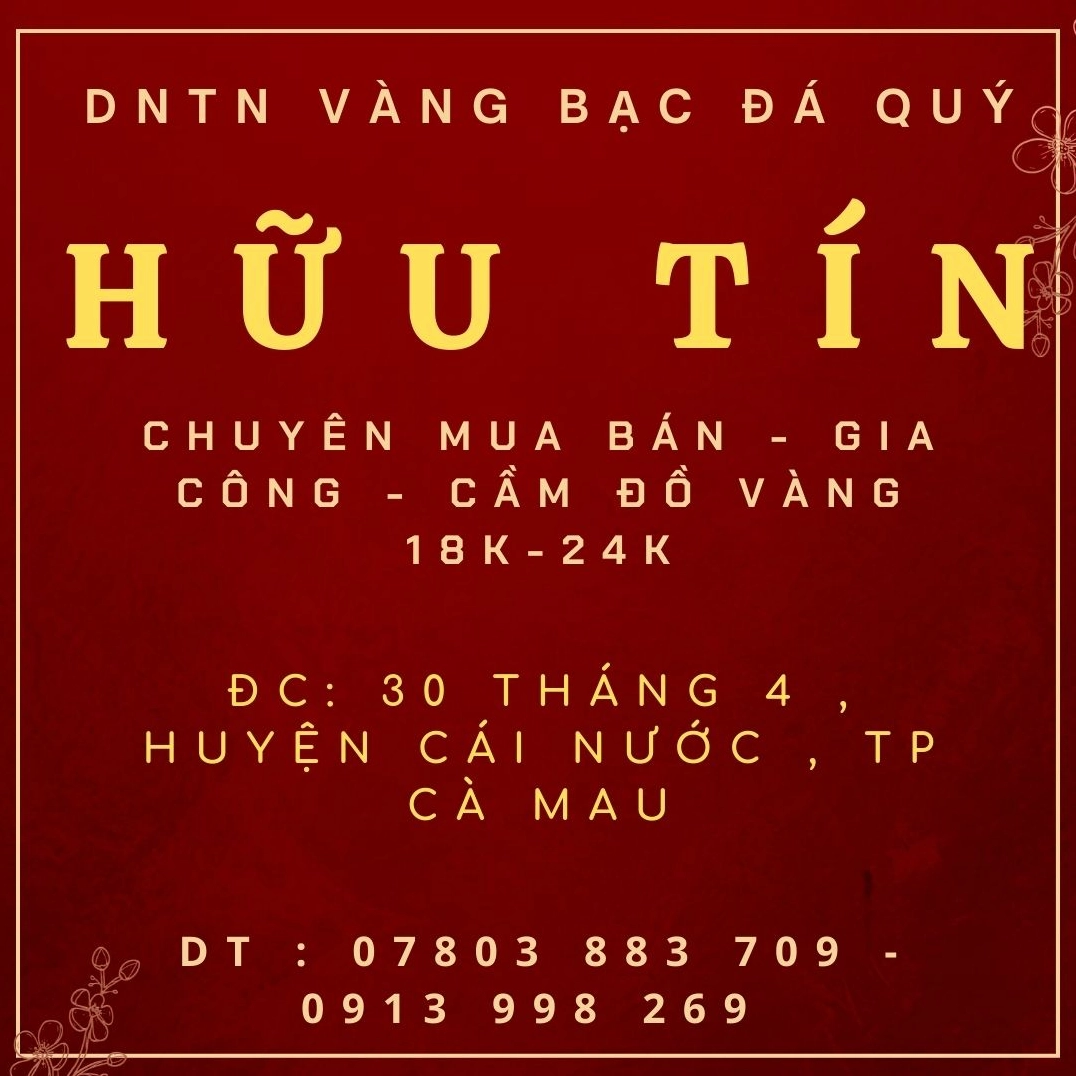 Người dân xem bảng giá vàng tại tiệm vàng