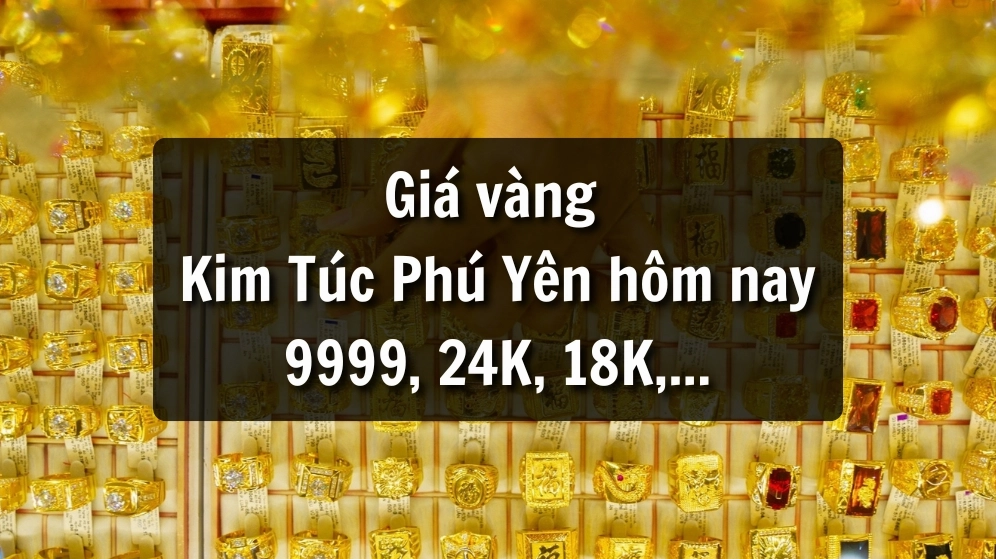 Người dân xem bảng giá vàng