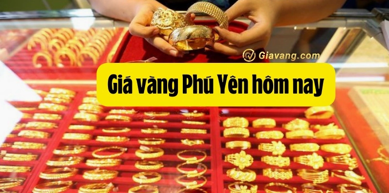 Người dân xem bảng giá vàng