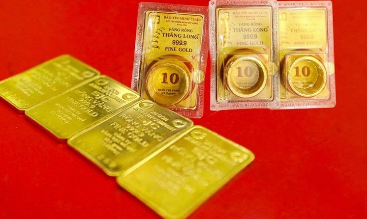 Người dân xem bảng giá vàng