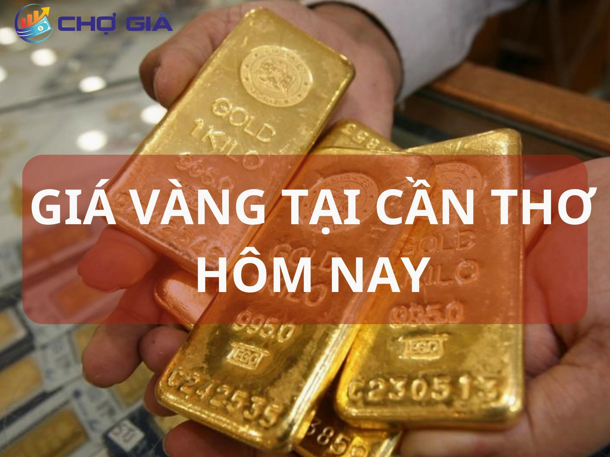 Người dân xem giá vàng tại Cần Thơ