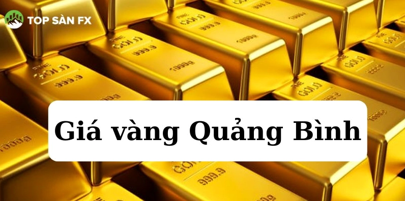 Người dân xem giá vàng tại cửa hàng ở Quảng Bình