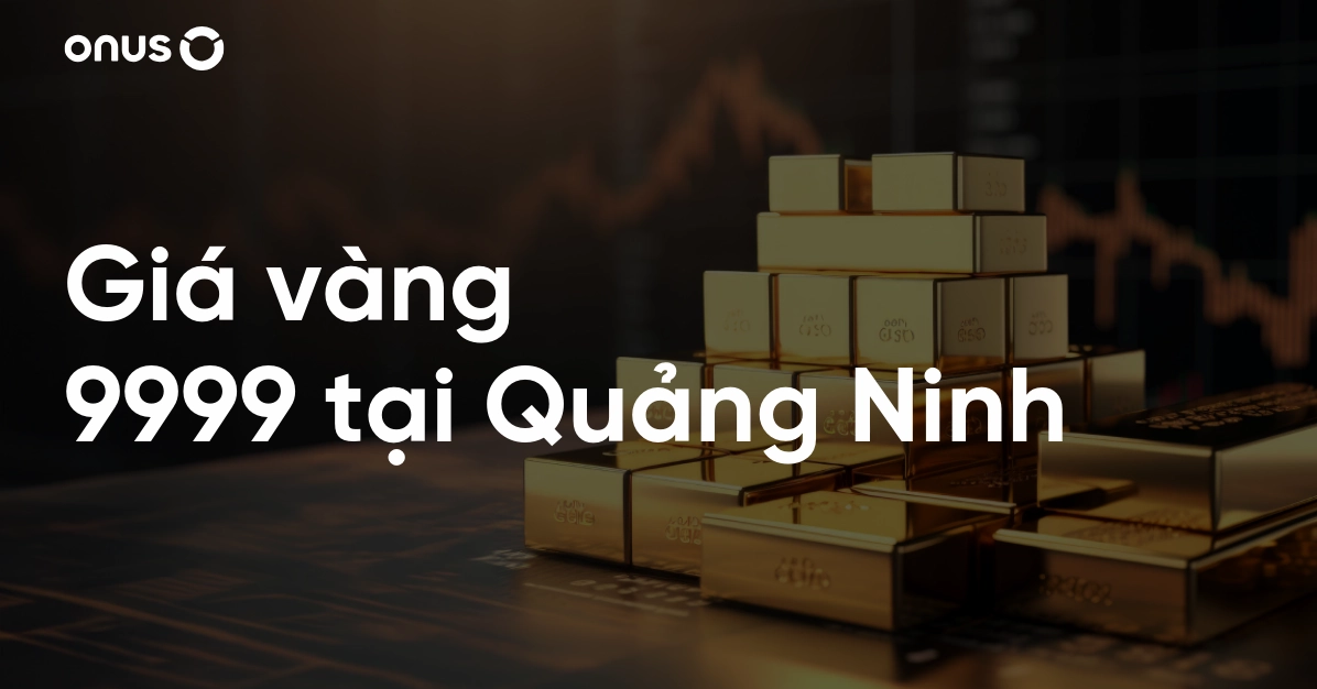 Người dân xem giá vàng tại cửa hàng ở Quảng Ninh