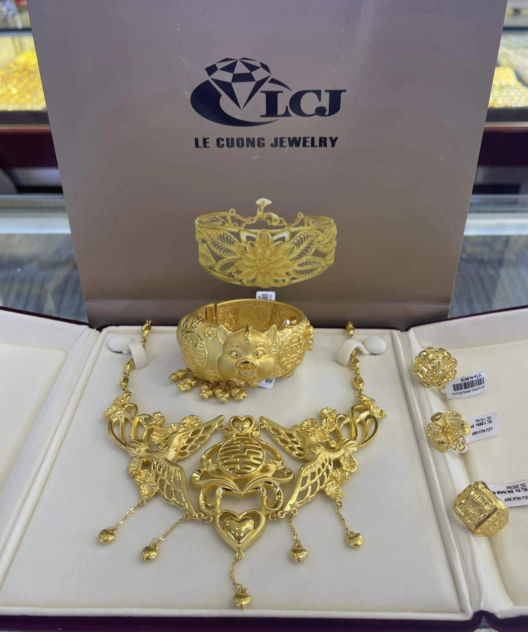 Người dân xem giá vàng tại cửa hàng vàng Lê Cương
