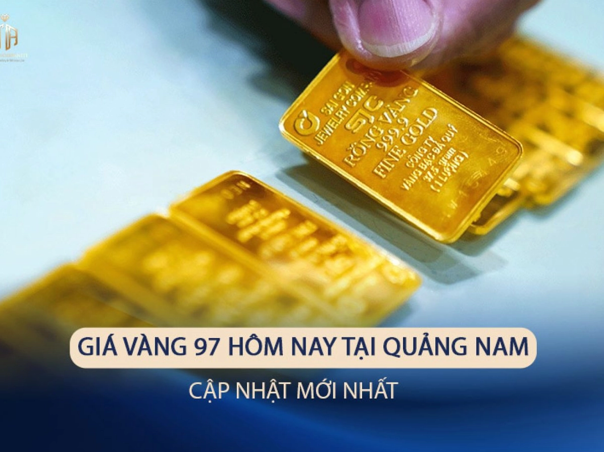 Người dân xem giá vàng tại cửa hàng