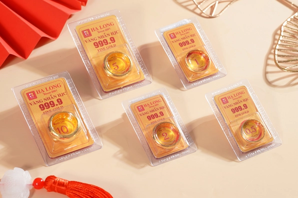 Người dân xem giá vàng tại cửa hàng
