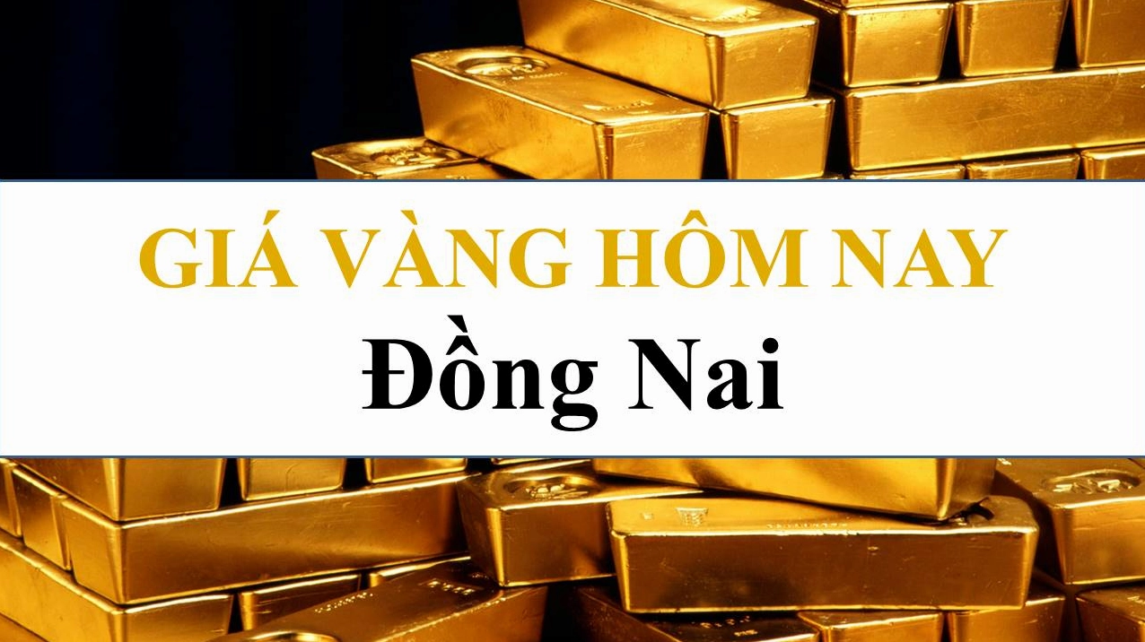 Người dân xem giá vàng tại cửa hàng