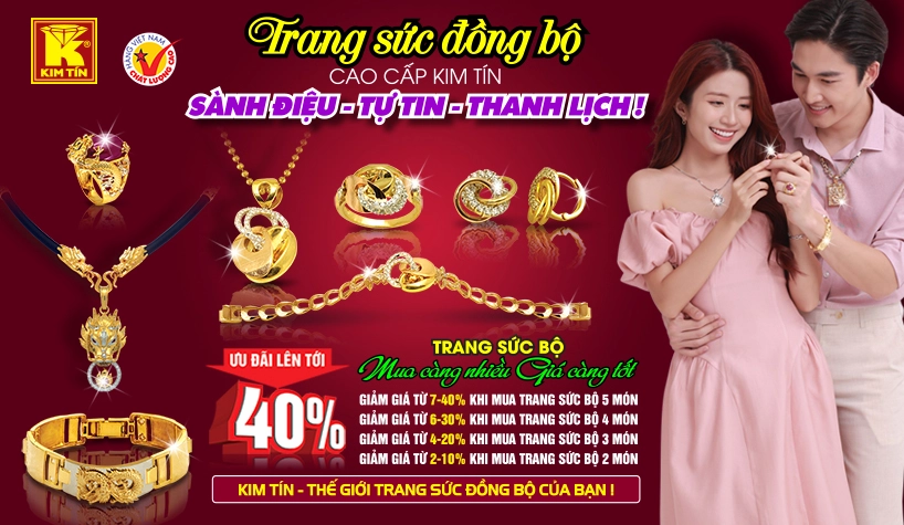 Người dân xem giá vàng tại cửa hàng
