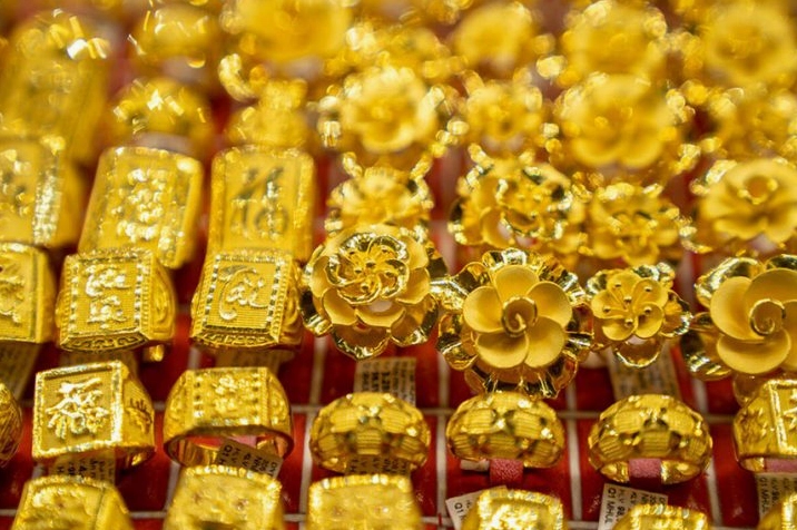 Người dân xem giá vàng tại Kon Tum