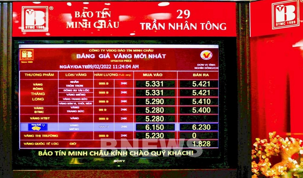 Người dân xem giá vàng tại quầy giao dịch Bảo Tín Minh Châu