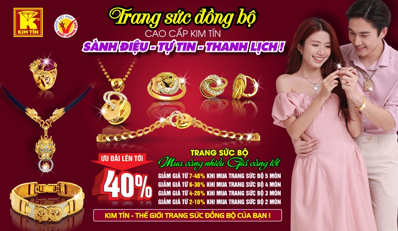 Người dân xem giá vàng tại tiệm vàng