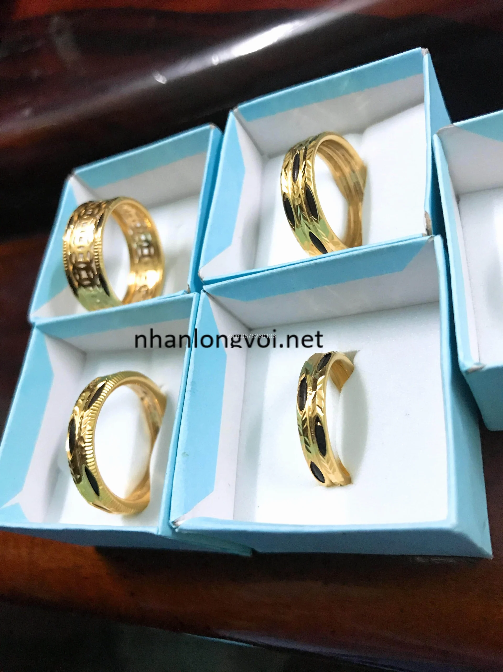 Người mua vàng tại cửa hàng Mi Hồng