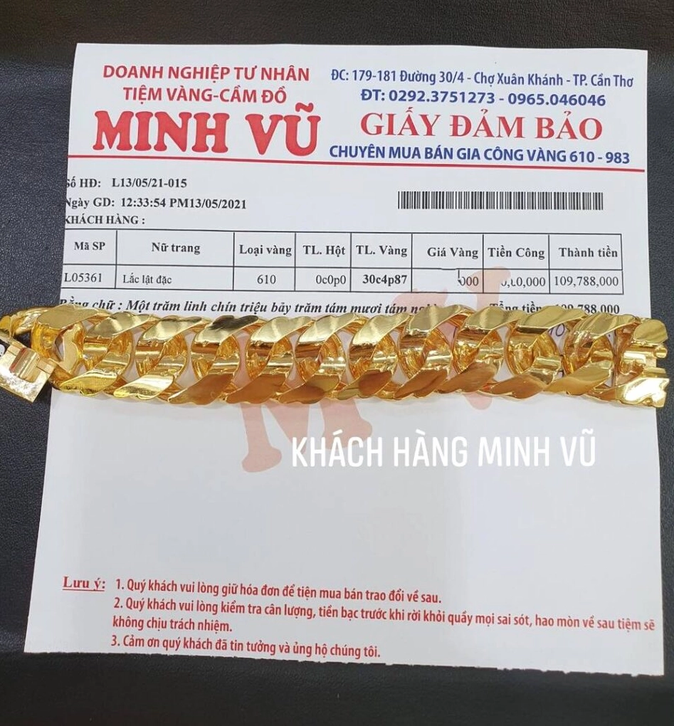 Người tiêu dùng đang xem xét mua vàng tại tiệm vàng