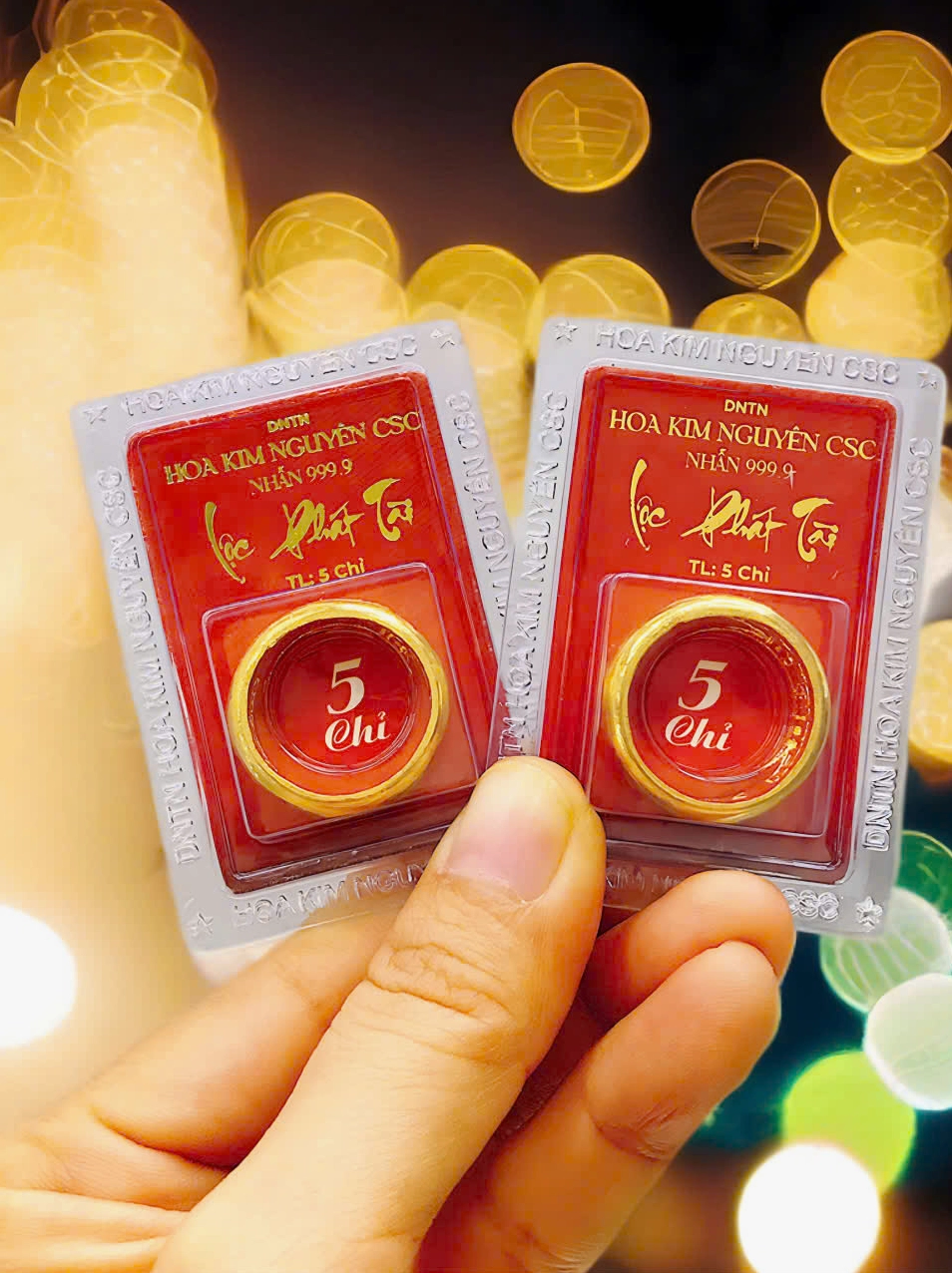 Người xem giá vàng tại cửa hàng Hoa Kim Nguyên