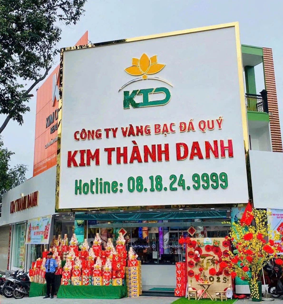 Nhà đầu tư theo dõi biểu đồ giá vàng