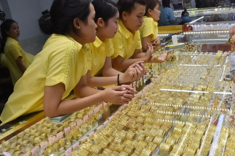Nhà đầu tư theo dõi biểu đồ vàng