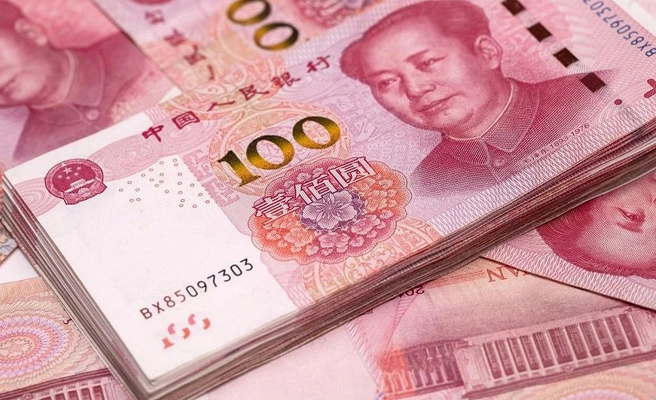 Nhân viên đổi tiền tại quầy