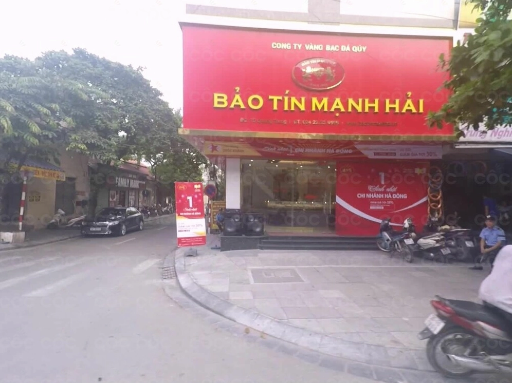 Nhân viên tư vấn cho khách hàng tại quầy giao dịch