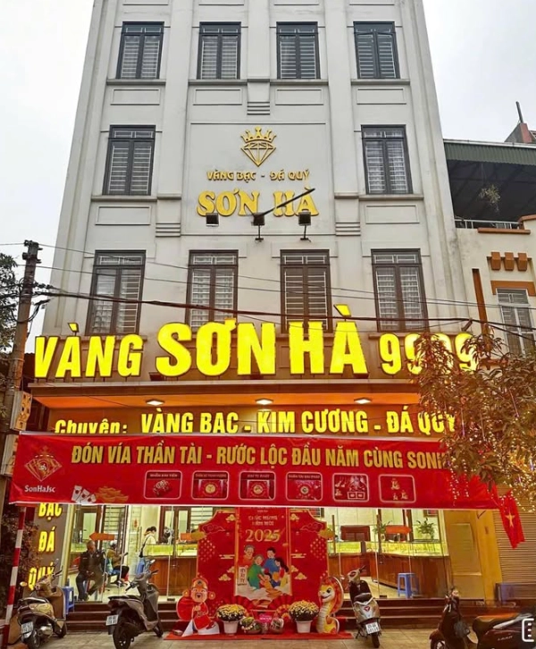 Nhân viên tư vấn tại Tiệm Vàng Sơn Hà