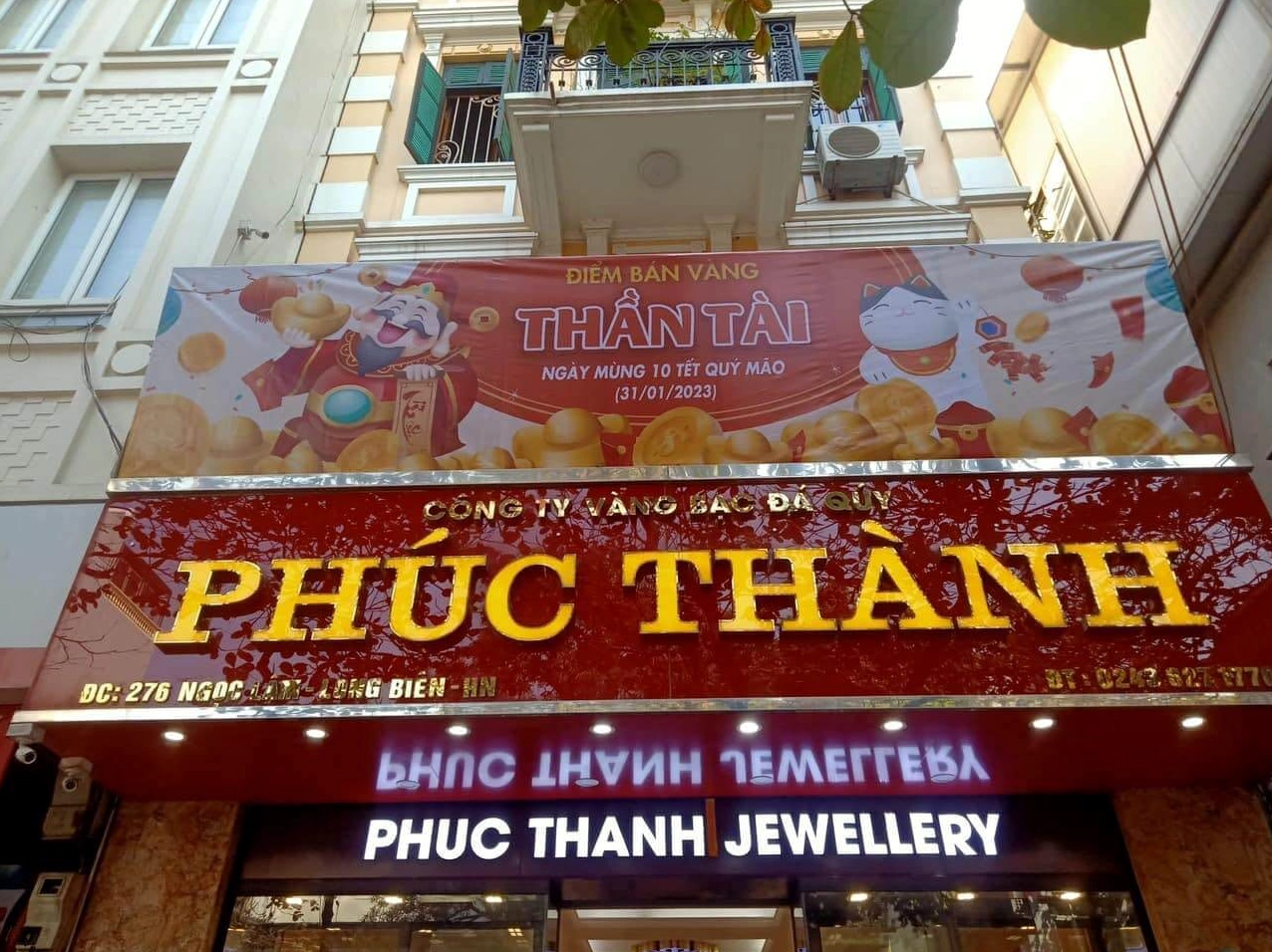 Nhân viên Vàng Phúc Thành phục vụ khách hàng