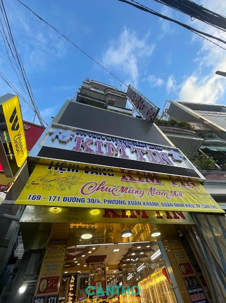 Tiệm Vàng Kim Tín trưng bày các sản phẩm trang sức lộng lẫy