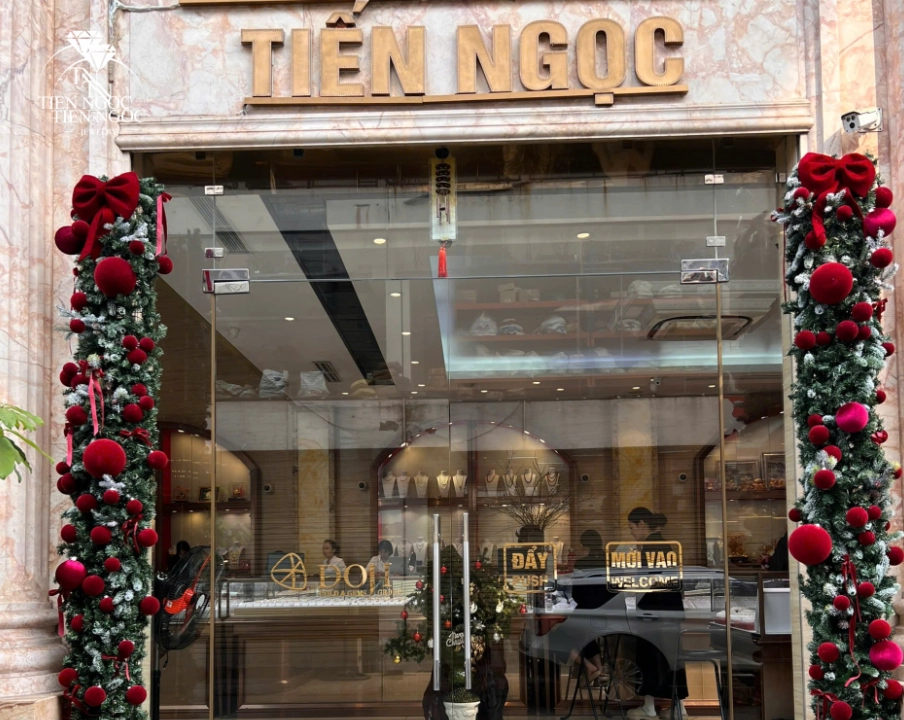 Trang sức vàng gắn ngọc tại Vàng Tiến Ngọc